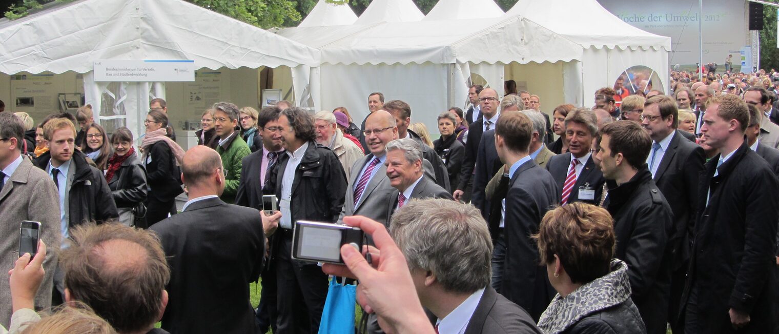 Bundespräsident Joachim Gauck inmitten von Journalisten im Park von Schloss Bellevue während der WDU Woche der Umwelt 2012.
