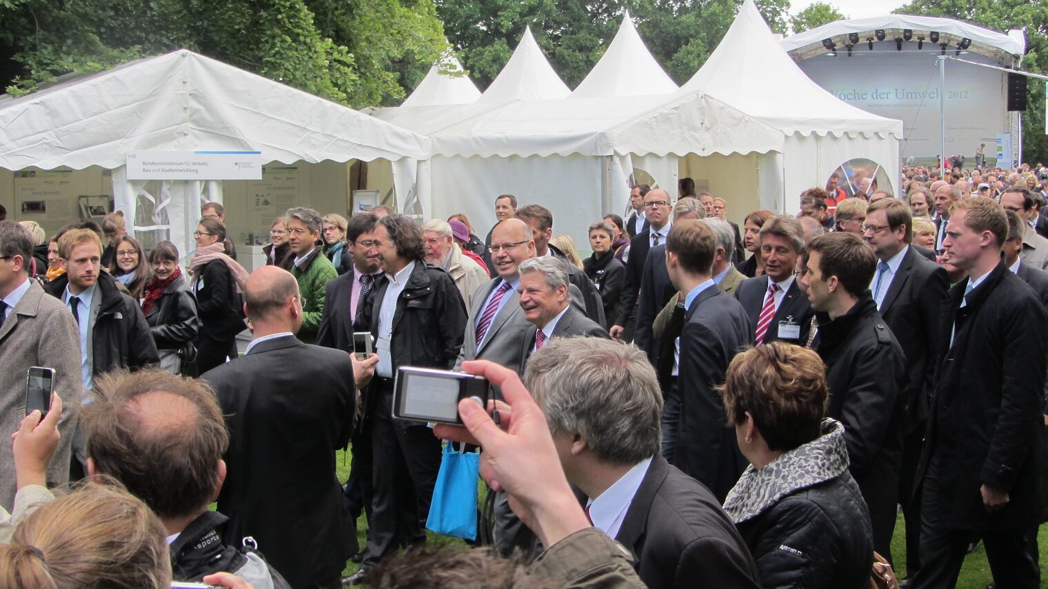 Bundespräsident Joachim Gauck inmitten von Journalisten im Park von Schloss Bellevue während der WDU Woche der Umwelt 2012.